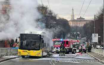 Modena, autobus va a fuoco sul cavalcavia Mazzoni. VIDEO - modenaindiretta.it