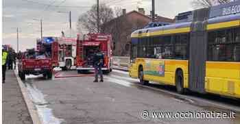 Modena, incendio sul cavalcavia: in fiamme un autobus - L'Occhio