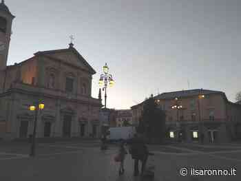 Saronno, operai al lavoro di buon mattino: già eliminati i medaglioni artistici in piazza Libertà - ilSaronno
