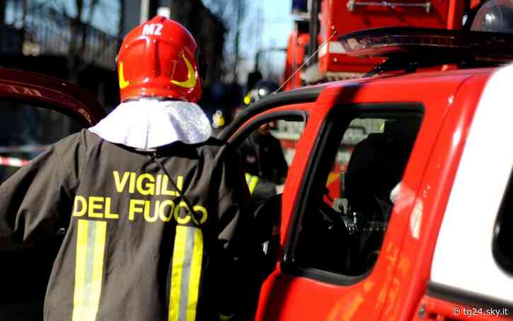 Modena, a fuoco autobus sul cavalcavia Mazzoni - Sky Tg24