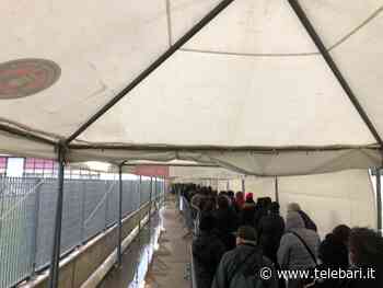 Bari, la pioggia non ferma le vaccinazioni: lunghe code in Fiera - Telebari srl