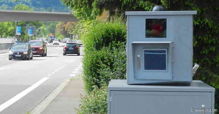 Mannheim:  Blitzer offenbar in Brand gesetzt