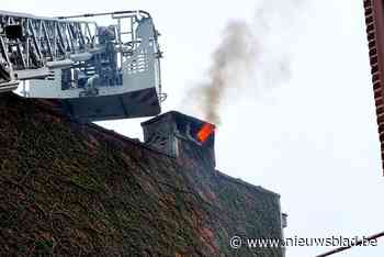 Brandweer heeft handen vol met stevige schoorsteenbrand