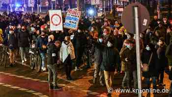 Wieder Tausende Menschen bei Protesten gegen Corona-Politik - etliche Gegendemonstrationen