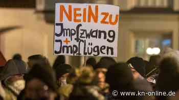 Impfgegner-Protest: Frauen verteilen Aufkleber mit Lauterbach-Konterfei als Totenkopf