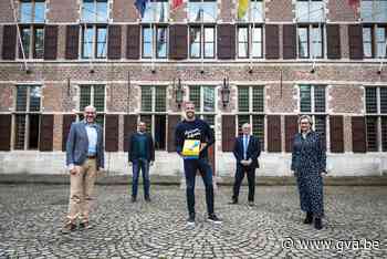 Ekerse kinderen wuiven Alderweireld uit met collectie tekeningen - Gazet van Antwerpen