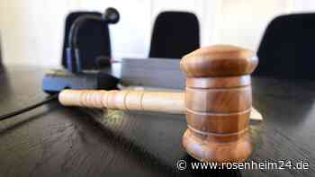 Frau in Rosenheim von Balkon vier Meter in die Tiefe gestoßen? 41-Jährige freigesprochen