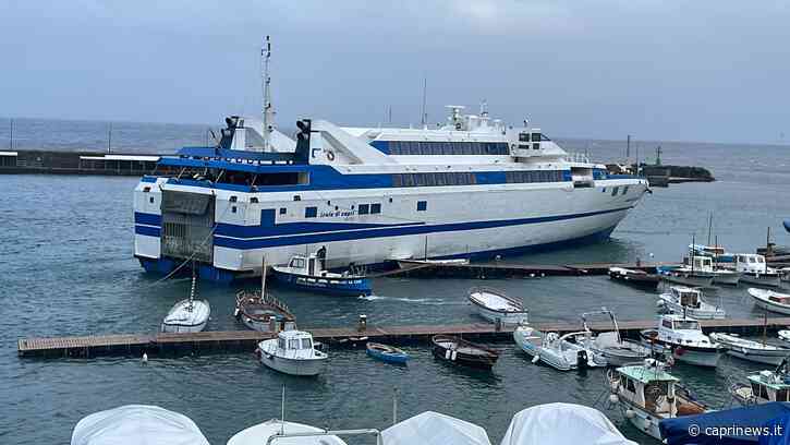 Maltempo: pauroso incidente nel porto di Capri, motonave Caremar urta il pontile. LE FOTO - Capri News