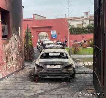 Il 2022 non parte bene a Pomigliano d'Arco, bruciate tre auto della Polizia - Dire