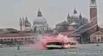 Fumogeni degli ultras del Milan dal vaporetto in Bacino San Marco - Il Gazzettino