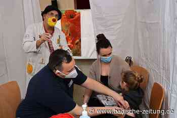 Ein Clown sorgt für Spaß beim Breisacher Kinderimpftag - Breisach - Badische Zeitung