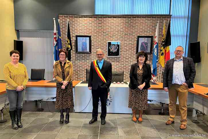 Burgemeester wuift schepenen uit en verwelkomt nieuw raadslid