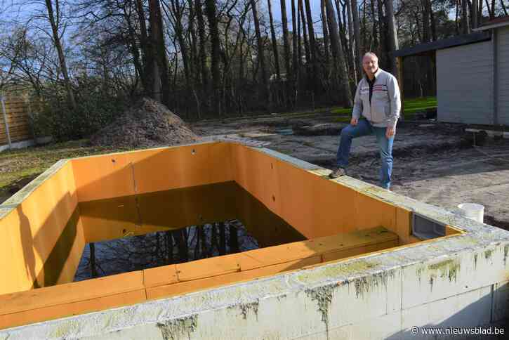 Aannemer laat zwembad half afgewerkt achter: “Hij kon het goed uitleggen, maar ik heb die zaakvoerder hier nooit zien werken”