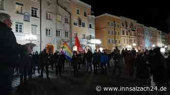 150 Spaziergänger, 100 Demonstranten: Die einen gegen Impfzwang, die anderen für Solidarität