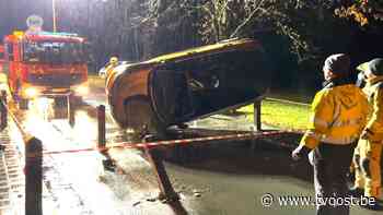 Lede: Auto dronken bestuurder balanceert op verkeerspaaltje - TV Oost