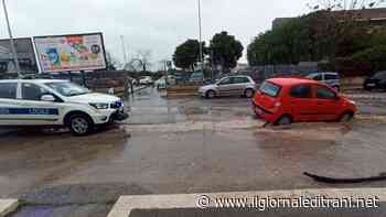 Trani, cede ripristino di uno scavo: auto bloccata in via Trombetta - ilgiornaleditrani - Radio Bombo