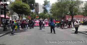 Bolivia, la protesta in ginocchio contro il pass sanitario - Gazzetta di Parma
