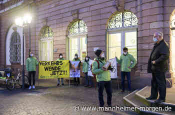 Greenpeace Mannheim-Heidelberg überreicht „Goldenen Betonklotz“ an CDU-Fraktion - Heidelberg - Nachrichten und Informationen - Mannheimer Morgen