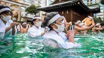 Tokio: Eiskaltes Wasser reinigt die Seele - Euronews