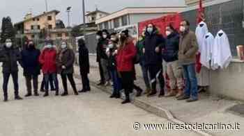 Fermo, il freddo non ferma il sit in alla Toolk - il Resto del Carlino
