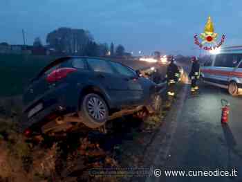 Auto fuori strada in frazione Piovani a Fossano, il conducente incastrato nell'abitacolo - Cuneodice.it