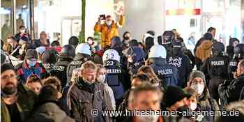Blockaden und Videoaufnahmen: So liefen „Spaziergang“ und Anti-Querdenker-Demo in Hildesheim - www.hildesheimer-allgemeine.de