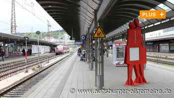 Am Bahnhof auf Frau eingetreten: Polizei ermittelt Identität der Verdächtigen