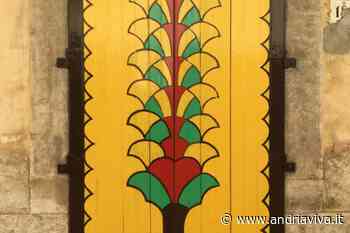 Ad Andria su un portone in legno spunta l’opera la “Palma” - AndriaViva