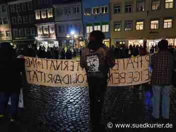 Ravensburg: So lief die Corona-Gegendemo auf dem Marienplatz in Ravensburg am Montag - SÜDKURIER Online