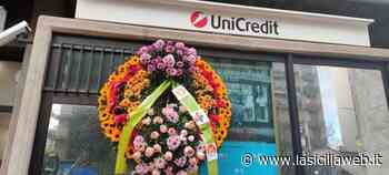 Catania, due corone di fiori davanti alla banca - lasiciliaweb | Notizie di Sicilia