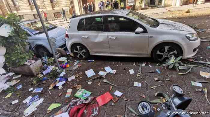 Catania, donna mezza nuda lancia di tutto dal balcone: panico in strada - QUOTIDIANO NAZIONALE