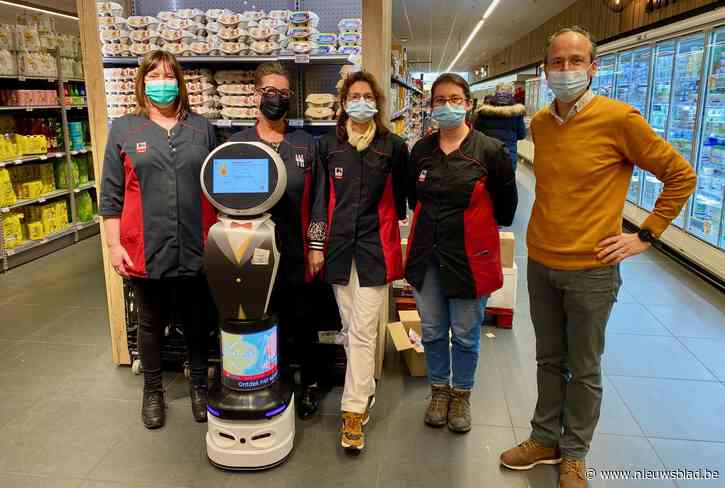 Nieuwe medewerker Robbie maakt klanten voortaan wegwijs in de winkel: “Hij zorgt alvast voor extra entertainment”