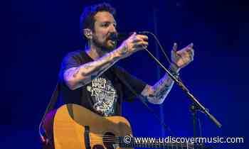 Frank Turner Releases Emotional Tribute To Scott Hutchison, ‘A Wave Across The Bay’ - uDiscover Music