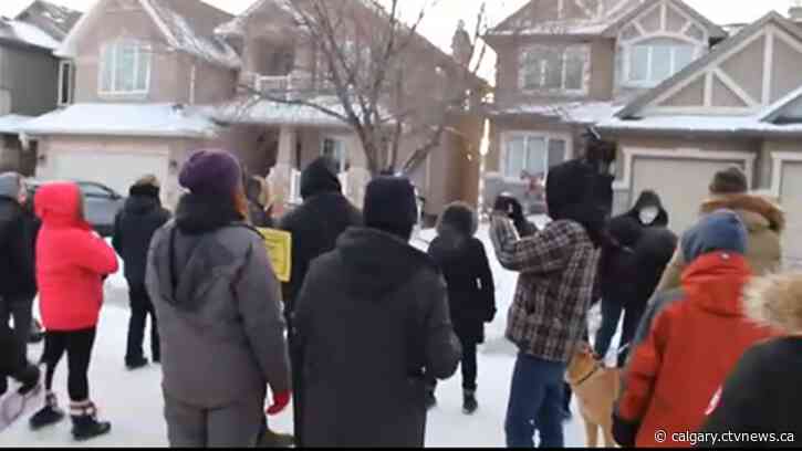 Group protests outside home of Gian Carlo-Carra