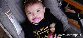 Lutto cittadino domani a Galliate per Emma, la bambina morta a 15 mesi soffocata da un pezzo di pane - La Stampa