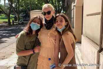 Anya Taylor-Joy revolucionó las calles de Buenos Aires: selfies y regalos con sus fans - LA NACION
