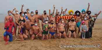 Il tuffo di Capodanno: nebbia e freddo non fermano i temerari - termolionline.it