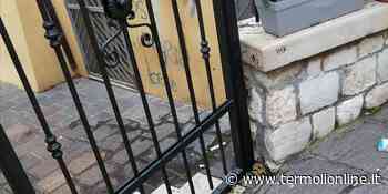 «Ragazzi assembrati senza mascherine, lanci di bottiglie e bisogni vicino alle porte» - Termoli Online