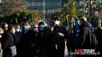 "Turni massacranti, niente mensa e trasferimenti in altre sedi senza preavviso": le voci dal sit-in del personale del Policlinico - BariToday