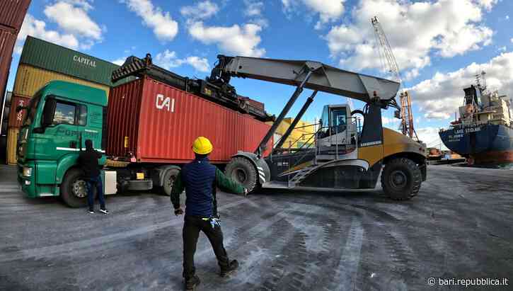 Finanziere di Bari favoriva il contrabbando, i colleghi lo arrestano e sventano il traffico di merce dal porto: 6 in manette - La Repubblica