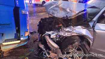 Zusammenstoß zwischen Lkw und BMW: Rettungskräfte im Einsatz - Unfallstelle und B15-Abfahrt gesperrt