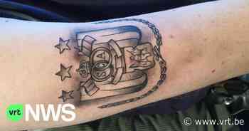 Tattoo van paars-witte logo Anderlecht in zwart-wit omdat tatoeëerders bepaalde kleurinkt niet meer mogen gebruiken - VRT NWS