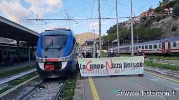 Il primo treno dopo 14 mesi di chiusura della linea Cuneo-Ventimiglia (Video) - La Stampa