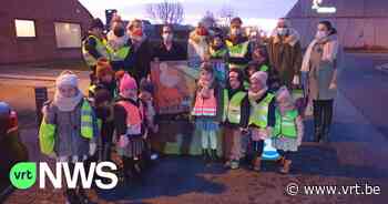 Kleuters uit Veurne voeren actie voor meer verkeersveiligheid - VRT NWS