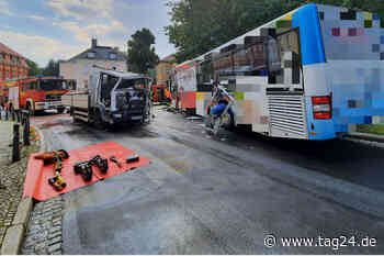 Lkw und Linienbus kollidieren in Bischofswerda: Vier Verletzte, S111 voll gesperrt - TAG24