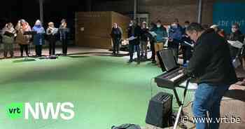 Koren uit Borsbeek, Lint en Aartselaar trotseren koude en repeteren op speelplaatsen - VRT NWS