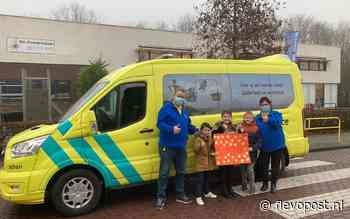 Leerlingen van De Zonnewijzer in Dronten halen met de verkoop van wenssteentjes ruim 500 euro op voor Stichting Veluwse Wens Ambulance - flevopost.nl