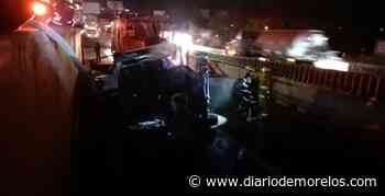 Chocan 2 tráileres en el Paso Express Cuernavaca; uno se incendia - Diario de Morelos