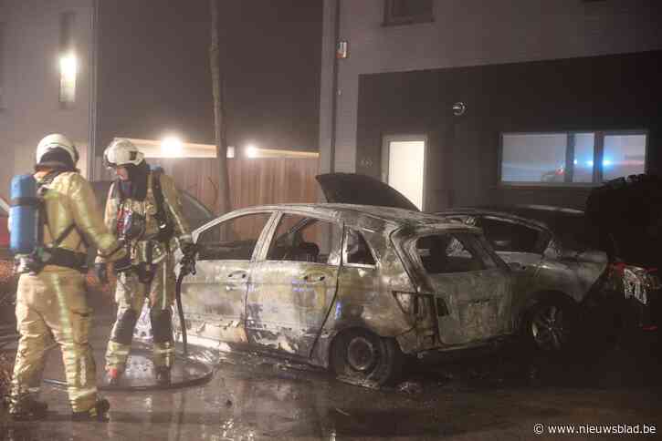 Auto in brand gestoken, tweede wagen zwaar beschadigd