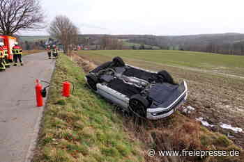 Garnsdorf: VW landet in Graben - Freie Presse